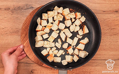 Подсушите панировочные сухари на сковороде. Сухую сковороду разогрейте, насыпьте в нее хлебные кусочки. Крошки лучше не добавлять вместе с кубиками хлеба, потому что они быстро подсушатся и начнут гореть. На среднем огне подсушите хлеб, постоянно помешивая. Следите, чтобы сухари не подгорели, иначе они будут горчить. Дайте сухарям остыть после приготовления.