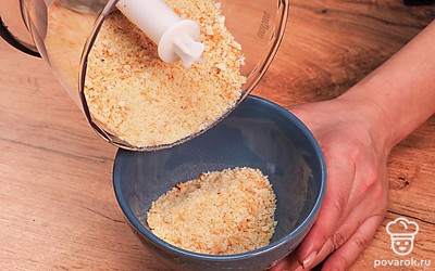 Измельчите остывшие сухари. Любым удобным способом: в кухонном комбайне, блендере или в кофемолке протрите сухари в мелкую крошку. Можно положить хлебные кусочки в пакет и прокатать скалкой. Готовую панировку пересыпьте в чистую сухую посуду.