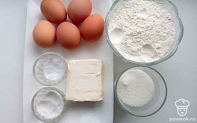 Яйцо разместите в тарелке вместе с содой и солью, сахар насыпьте в стакан, а от масла отрежьте кусок и положите в тарелку. Муку насыпьте в глубокую тару.