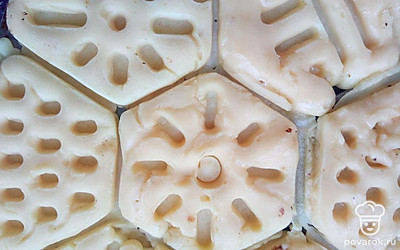 Яйца смешайте с сахаром, добавьте щепотку соли. При помощи миксера взбейте до однородной массы, затем добавьте растопленное сливочное масло. Всыпайте соду, гашеную уксусом. Перемешайте и порциями добавьте муку, продолжая мешать тесто. Должно получиться тесто как на густые оладьи. Форму раскаляйте на огне и выложите ложкой тесто. Печется печенье по 2-3 минуты с каждой стороны на умеренном огне.