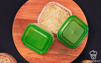 Панировочные сухари в домашних условиях храните в герметичной упаковке, чтобы они не отсырели и не заплесневели. Можно хранить их в морозилке в плотно завязанном пакете.