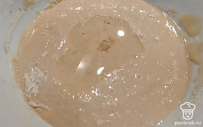 Влейте растительное масло, перемешайте. 