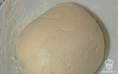 Мягкое сливочное масло перемешайте со сгущенным молоком. Добавьте муку, разрыхлитель, ванилин. Замешайте мягкое тесто, затем раскатайте тесто и начните вырезать любые формы.