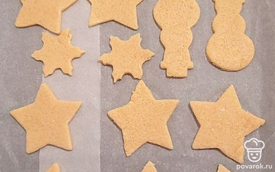 Посыпьте формы сахаром для вкусной сахарной корочки и поставьте в духовку на 180 градусов до румяного цвета, примерно 15 минут.