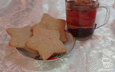 Подавайте печенье в тарелке вместе с чаем.