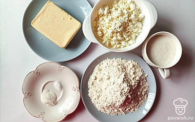 Достаньте сливочное масло с упаковки и положите на тарелку. Высыпьте в маленькую емкость 160 г сахара и 10 г разрыхлителя теста.