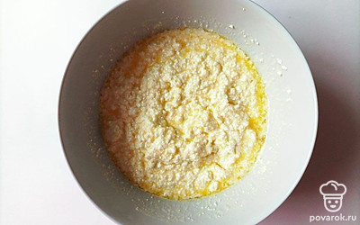 Возьмите большую тарелку и высыпьте творог, затем посыпьте солью. Растопите масло на плите и влейте в творог, далее тщательно все перемешайте.