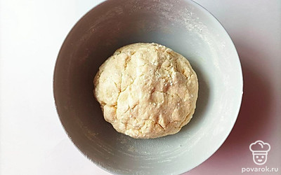 Поместите 10 г разрыхлителя в тесто, затем высыпайте муку частями и не забывайте помешивать. Полученное тесто поместите в холодильник на 60 минут. Достаньте тесто из холодильника и остудите его.