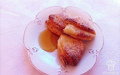 Полученное блюдо подавайте с вареньем и вкусным напитком.