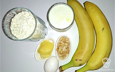 Очистите бананы. Если арахис в кожуре, то заранее очистите его.