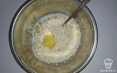 Бананы разомните вилкой в кашицу. К бананам влейте мед, молоко и насыпьте овсяные хлопья и перемешайте.