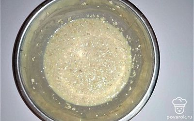 В отдельной миске взбейте яйцо и залейте его в тесто. Оставьте на 10 минут настояться. Через 10 минут если тесто останется жидким, то добавьте еще хлопья.