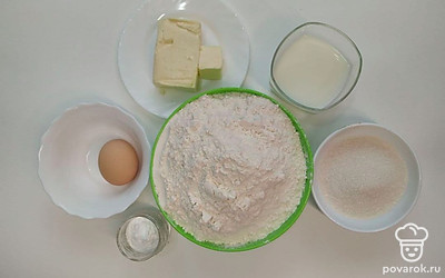 Достаньте с упаковок сливочное масло, порежьте на порцию. Насыпьте разрыхлитель, соль и сахар по стаканчикам.