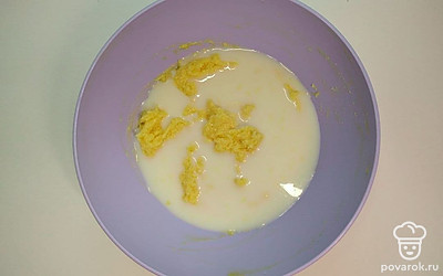 Взбейте сливочное масло с сахаром, затем добавьте яйцо и молоко. Далее перемешайте все в одной таре.