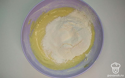 В получившуюся смесь добавьте муку, затем поместите полученное тесто в холодильник на 20 минут.