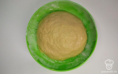 Достаньте из холодильника Получившееся тесто и раскатайте его в виде «колбаски»