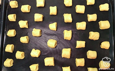 Поставьте «колбаску» в духовку на 20 минут при 180 °С, после этого выложите ее на тарелочку и порежьте на дольки.