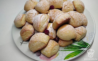 Полученное блюдо лучше всего подавать в отдельной тарелочке, посыпанным сахарной пудрой и сладкими ягодами.