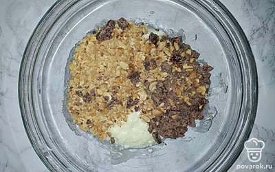 Хлопья соедините с солью, мукой, разрыхлителем и тщательно перемешайте. Предварительно размягченное масло объедините с яйцом и сахаром, добавьте арахис и шоколад. Перемешайте и добавьте к массе смесь из муки, овсяных хлопьев и разрыхлителя .Накройте пищевой пленкой и поставьте на 1 час в холодильник.