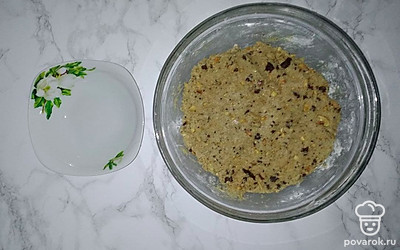 Через час достаньте тесто, приготовьте тарелочку с холодной водой. Намочите руки в холодной воде (так тесто не будет прилипать), берите понемногу теста и формируйте в руках печенье по форме и размеру на ваше усмотрение.