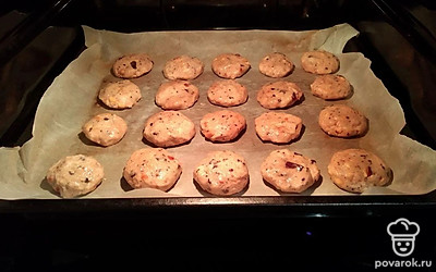 Противень застелите пергаментной бумагой и уложите на него сформированное печенье, немного отступая друг от друга (т.к. при выпечке тесто увеличится в размере). Поставьте противень с печеньем выпекаться в заранее разогретую духовку на 15 минут при температуре 180 градусов. Готовность можно проверить сухой зубочисткой. Если она остается сухой, то печенье готово.