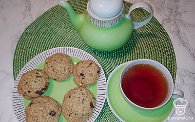 Подавайте с чаем или молоком. К печенью подайте мед или джем.