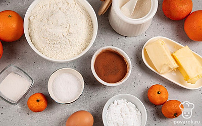 Выложите все ингредиенты. Заранее разогрейте духовку до 180 градусов. Просейте муку, размягчите сливочное масло.