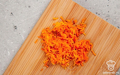 Натрите на терке цедру одного мандарина.