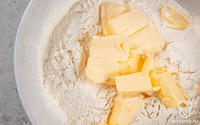 В подходящую емкость поместите муку и размягченное сливочное масло и разотрите их.