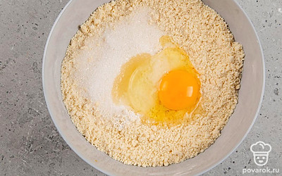 Добавьте сахар, разрыхлитель, кукурузный крахмал и яйцо.