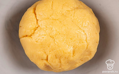 Перемешайте и замесите тесто. Оно должно получится плотным и упругим.