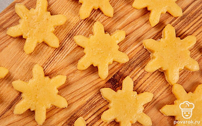 Раскатайте тесто в пласт шириной 6-7 мм. С помощью формочки вырежьте будущие печенья.