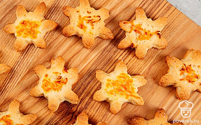 Сверху на печенье выложите цедру мандарина. Выложите печенье в подходящую по размеру форму на бумагу для выпечки. Выпекайте в разогретой до 180 градусов духовке в течение 30 минут (пока не появится румяная корочка).