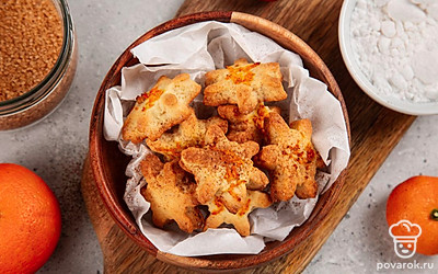 Выложите готовое мандариновое печенье из песочного теста на тарелку. Подавайте с чаем или глинтвейном. Приятного аппетита!