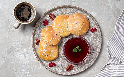 Подайте домашнее печенье из кукурузной муки со стаканом молока.