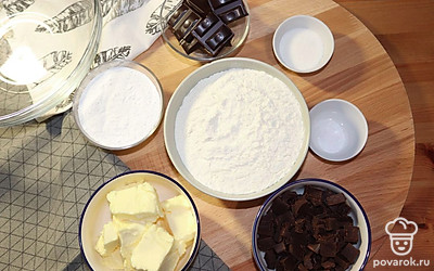 Выложите масло из холодильника заранее, чтобы оно нагрелось до комнатной температуры. Просейте сахарную пудру и муку поотдельности. Порубите шоколад для печенья.