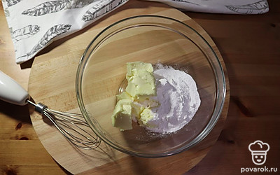 Взбейте миксером сахарную пудру и сливочное масло комнатной температуры до состояния легкого крема. Добавьте ванильный сахар.