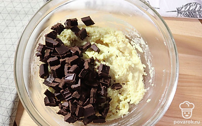 Добавьте в тесто шоколад и перемешайте его лопаткой.