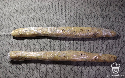 Разделите тесто пополам, скатайте каждую часть в колбаску, заверните в пищевую пленку и уберите в холодильник на 1 час.