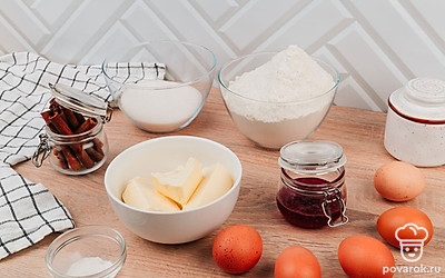 Подготовьте все необходимые ингредиенты. Яйца помойте. Разогрейте духовку до 180⁰С. Сливочное масло достаньте из холодильника за 30 минут до начала приготовления.