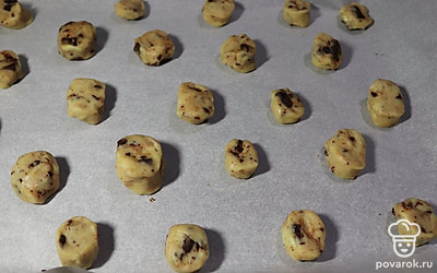 Разрежьте тесто на кружки толщиной до 8 мм, разложите на противни. Выпекайте печенье 7 минут на одной стороне, затем 5-8 минут на другой стороне. Печенье должно слегка затвердеть, но остатьтся светлым