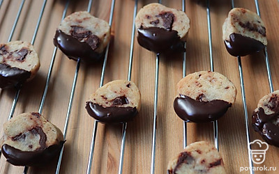 Растопите шоколад для украшения на водяной бане. Остывшее печенье окуните одной стороной в растопленный шоколад и переложите на решетку до полного застывания шоколада.