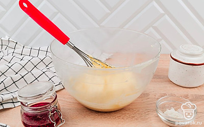 Белки отделите от желтков. Белки положите в одну миску, желтки – в другую. В миске смешайте мягкое сливочное масло, сахар и ванильный сахар.