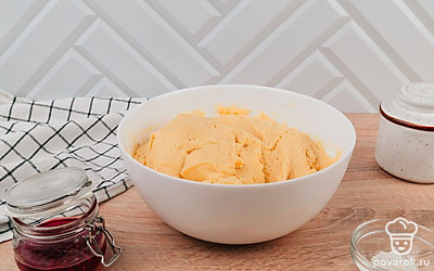 Добавьте муку, желтки и перемешайте до однородной массы.