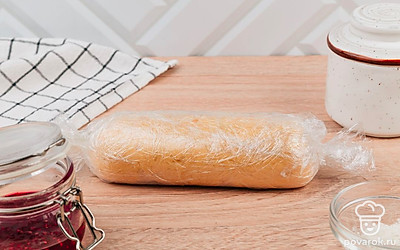 Из теста скатайте колбаску, заверните в пищевую пленку и уберите в холодильник на 30 минут.