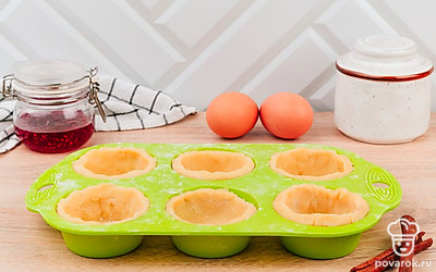 Выложите получившиеся кружки в формочки для корзинок, формируя дно и бортики, уберите в морозилку на 5-10 минут.