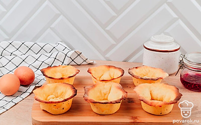 Формочки достаньте из морозилки и поставьте в разогретую духовку. Выпекайте 10 минут при 180⁰С.