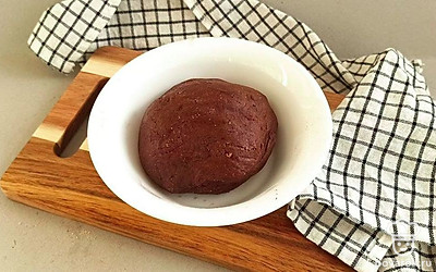 В удобную посуду поместите муку, какао, разрыхлитель теста, соль и специи. Тщательно перемешайте. Отдельно смешайте сливочное масло с сахаром и яйцом. Соедините две смеси, скатайте тесто в шар, и поместите его в холодильник на 30 минут.