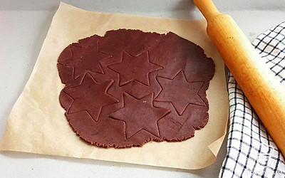 Раскатайте получившееся тесто. Вырежьте печенье нужной формы. На застеленный пергаментом противень поместите получившееся печенье. Отправьте его в духовку на 8 минут при температуре 180 градусов.