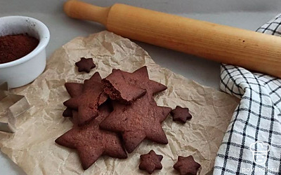 Достаньте печенье из духовки и слегка остудите. Переложите его на тарелку. При желании украсьте кремом. Подавайте ароматную выпечку к какао или горячему чаю.